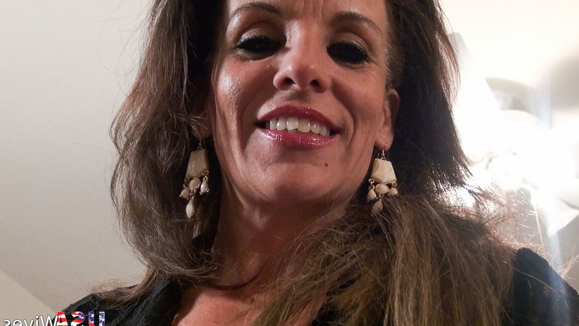21P Penny Priet, grand-mère en chaleur, entretient sa délicieuse chatte affamée avec un gode