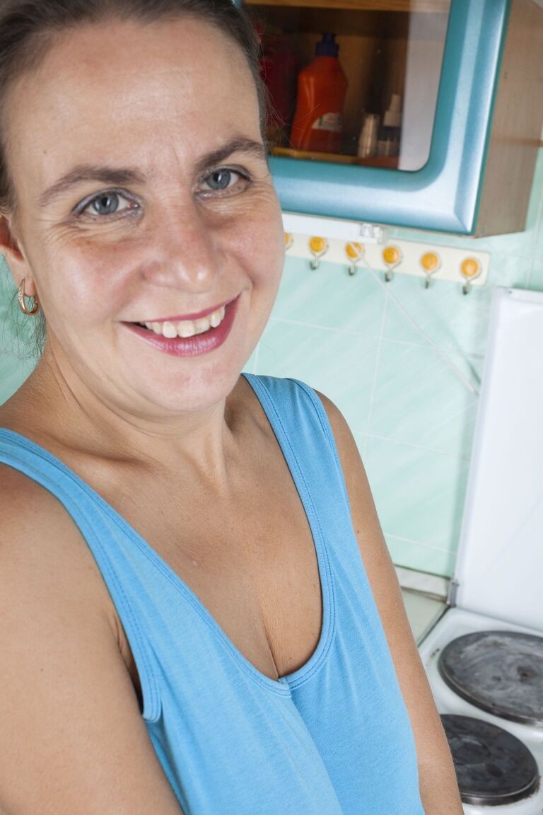 21P Beatrice A, femme au foyer mature et mignonne, joue avec sa chatte poilue dans la cuisine