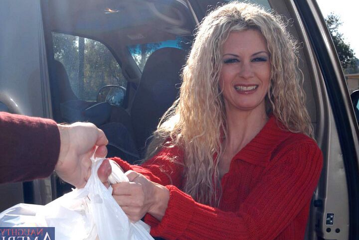 12P Loira peituda MILF está com tesão e pronta para foder o pau grande que viu no supermercado