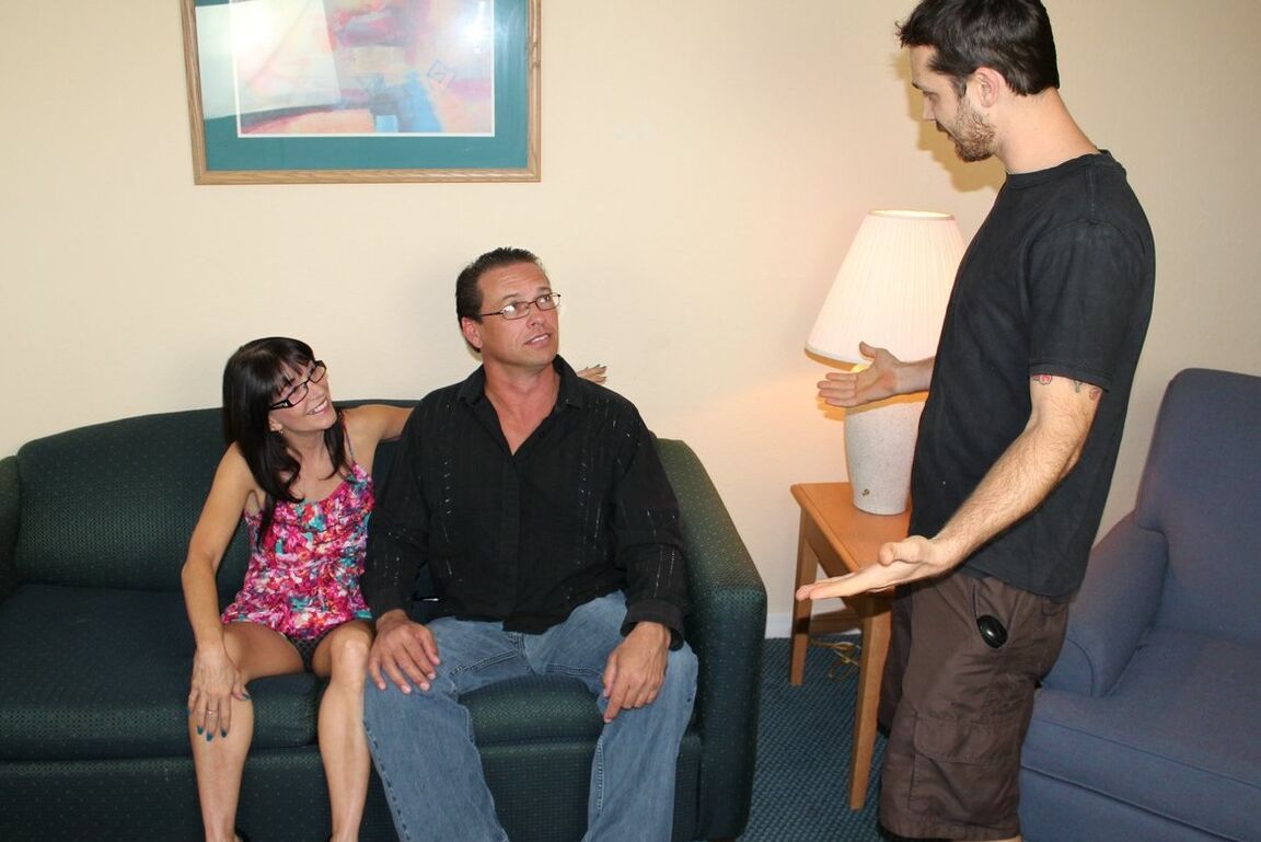 12P Nerdy lady over 40 Jessica Sexxxton jerks off her hubby and stepson at once