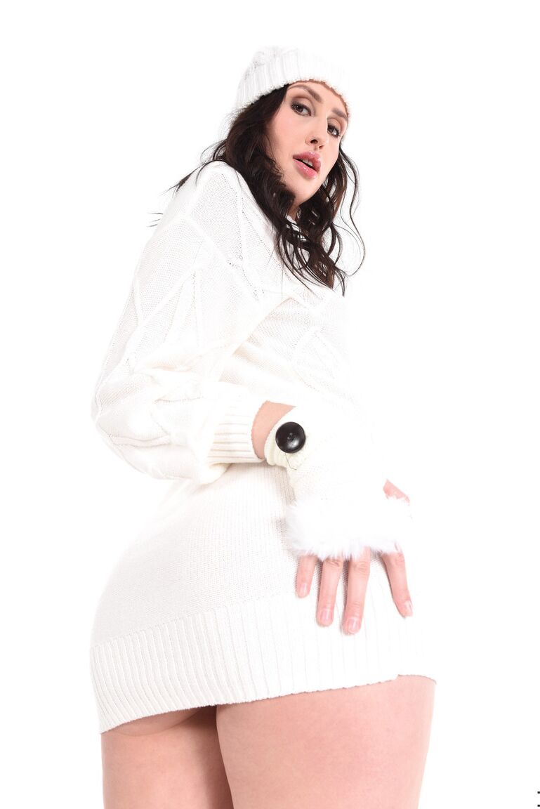 15P La hermosa Jessica Night juega con su coño con calcetines y guantes blancos
