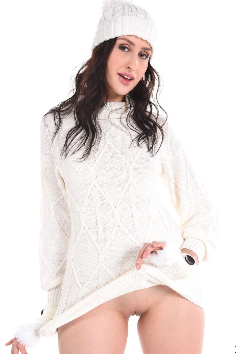 15P La hermosa Jessica Night juega con su coño con calcetines y guantes blancos