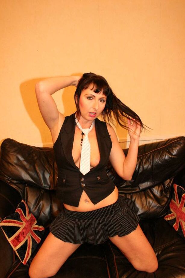 20P Middle-aged British amateur Tracey Lain dildos her snatch on a loveseat