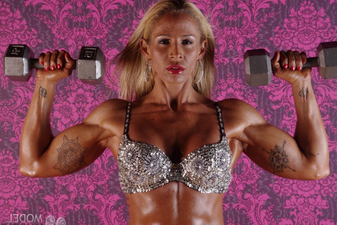 20P La culturista rubia Jill Rudison hace alarde de sus grandes tetas y posa en ropa interior de encaje