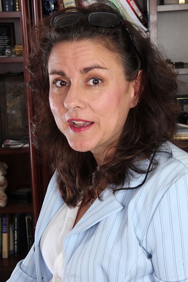 16P La douce et mature Gianna Jones montre sa chatte poilue et précise.
