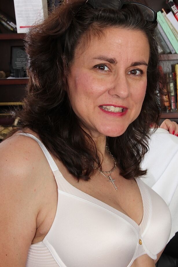 16P La douce et mature Gianna Jones montre sa chatte poilue et précise.