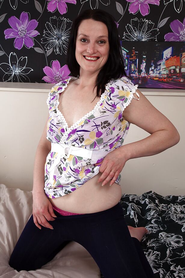 16P Hairy mature vixen Emily Marshall proves herself to be resilient whore