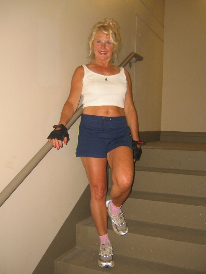 20P Mature blonde Ruth uncovers her breasts while working out at a gym