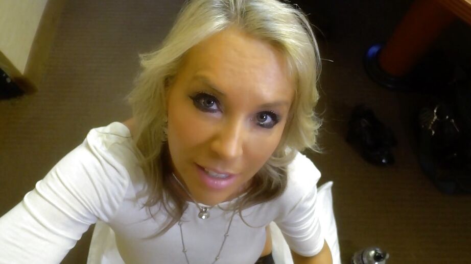 16P Ältere blonde Hausfrau Sandra Otterson gibt großen Schwanz BJ vor dem Abspritzen