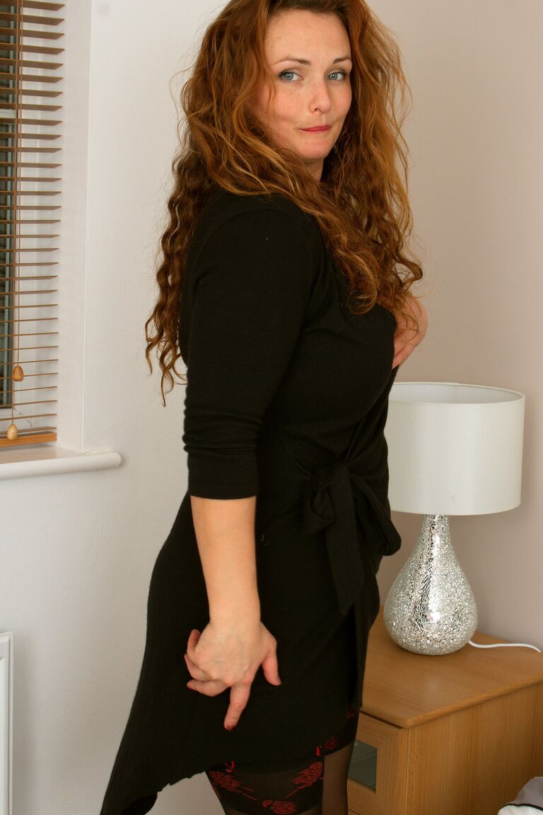 21P Impressionante MILF Carina F em um vestido preto