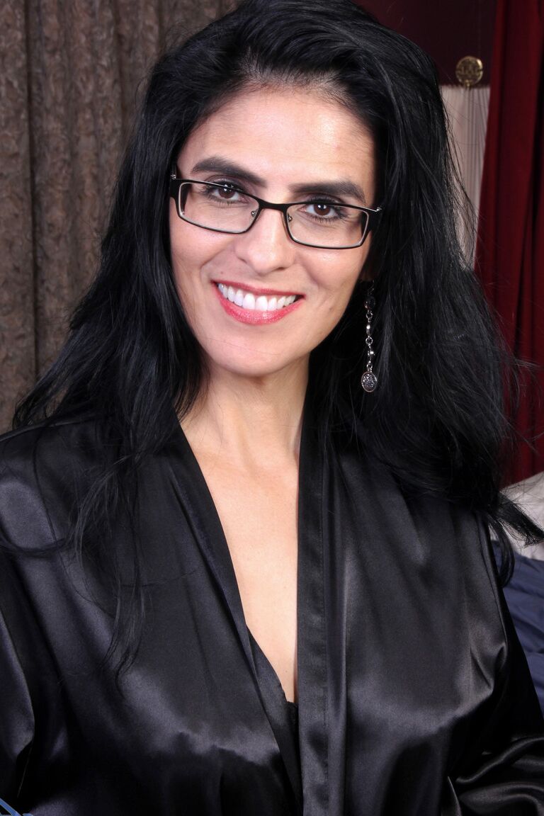 21P A mãe sexy Theresa Soza tira a camisola e a lingerie para se masturbar