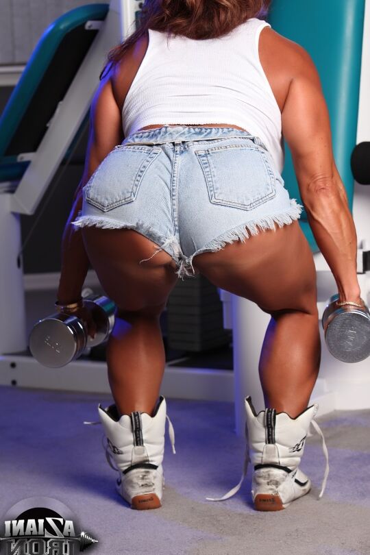 15P Older bodybuilder Dd Diamonds gets naked while pumping iron in a home gym