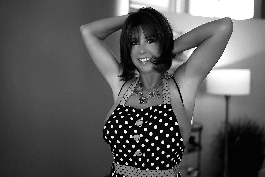 16P A dona de casa rechonchuda Sandra Otterson modelando body sexy sem virilha