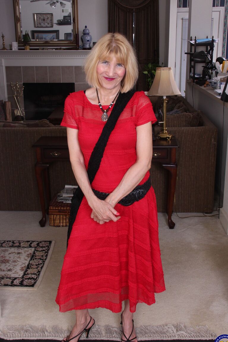 21P La abuela estadounidense Ballsy Ryder se quita el vestido rojo y juega con su chocho hinchado