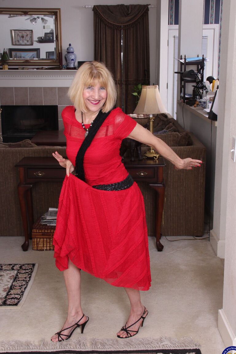 21P La abuela estadounidense Ballsy Ryder se quita el vestido rojo y juega con su chocho hinchado