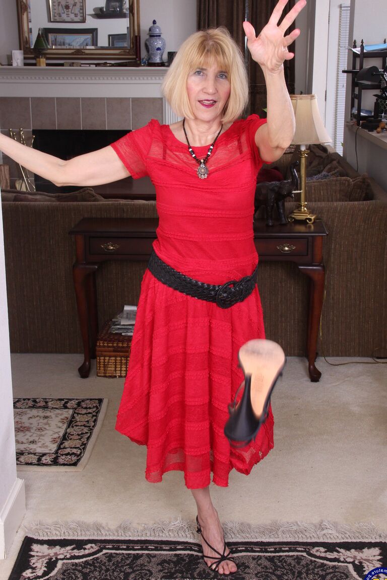 21P La abuela estadounidense Ballsy Ryder se quita el vestido rojo y juega con su chocho hinchado