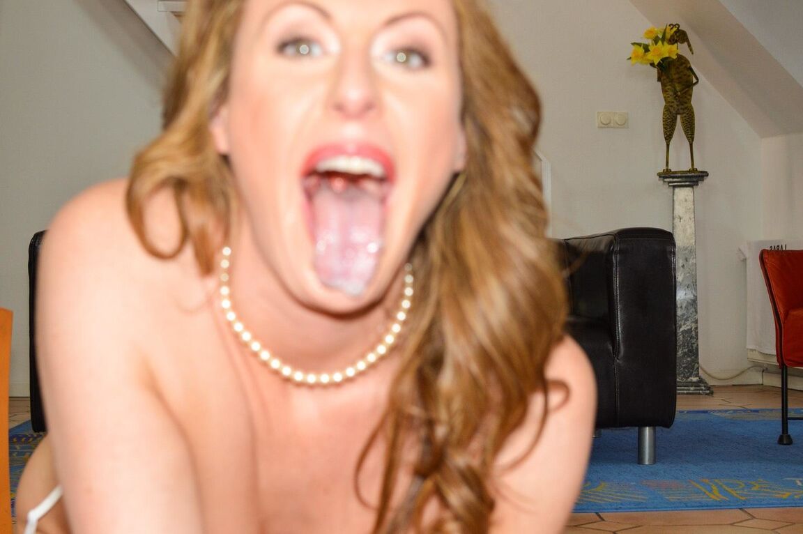 15P Maduro MILF Lara Latex mostra um bocado de esperma depois de sexo MMF