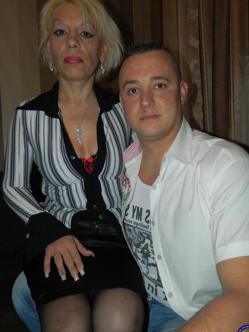 21P La abuela rubia Eve le mama la pequeña polla a un lindo semental