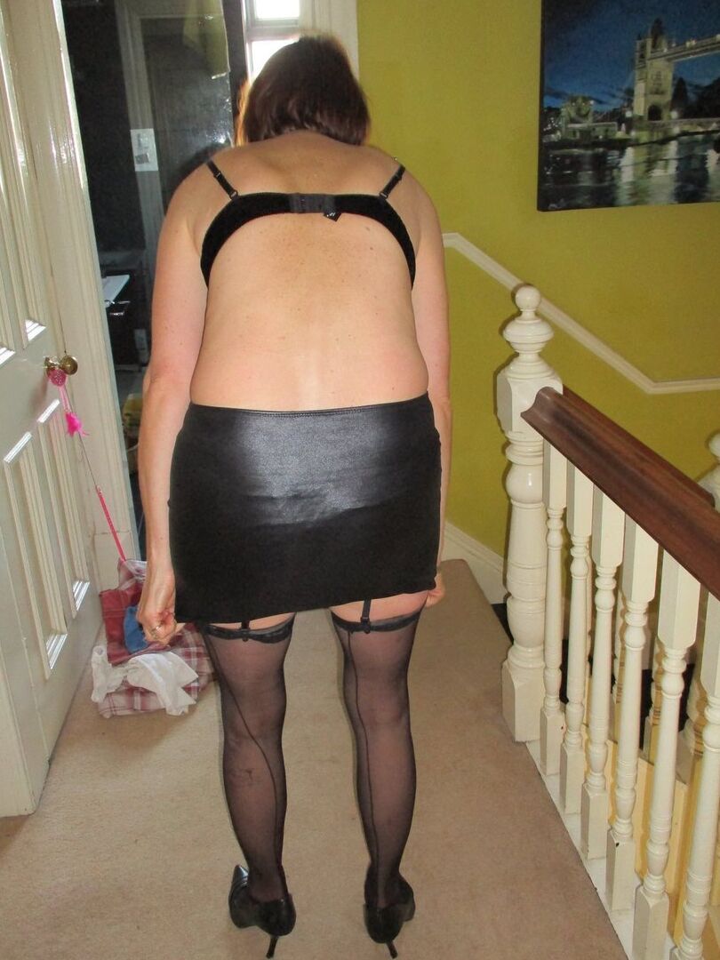 Die 16P-Frau Slutscot Susan verwöhnt ihre Muschi mit einem Vibrator