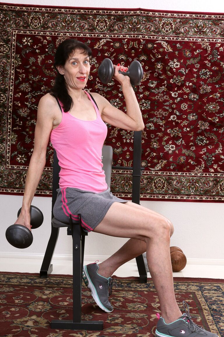 19P A velha magrinha Penny Jones tira a roupa e se masturba enquanto se exercita
