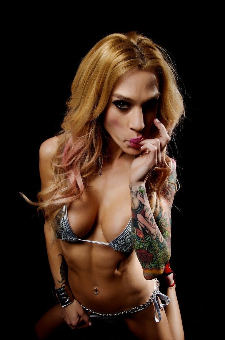 18P MILF de tetas alegres con cuerpo delgado y tatuado Sarah Jessie jugando con su manguito apretado