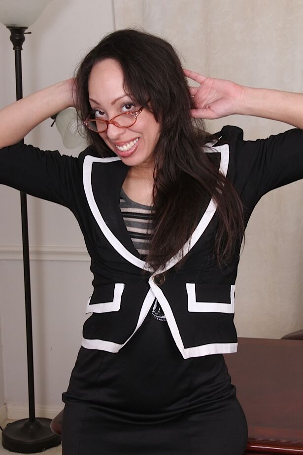 16P La experimentada latina Sasha Soja posando con falda y gafas