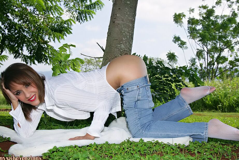 16P Roni adora relaxar ao ar livre e se masturbar para voyeurs excêntricos