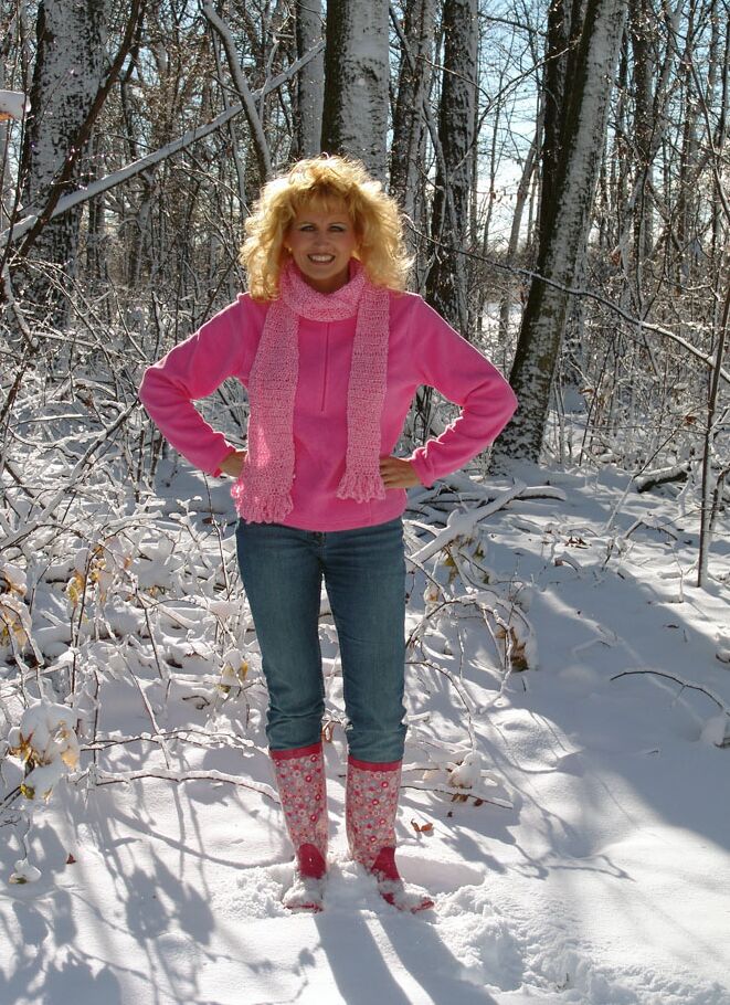 16P Mulher madura Racquel Devonshire mostra peitos na neve