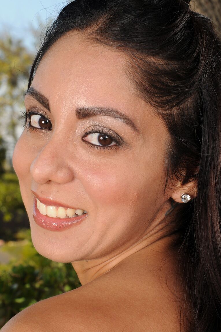 21P Linda Latina MILF Bianca Mendoza revela seus juggs e boceta careca ao ar livre