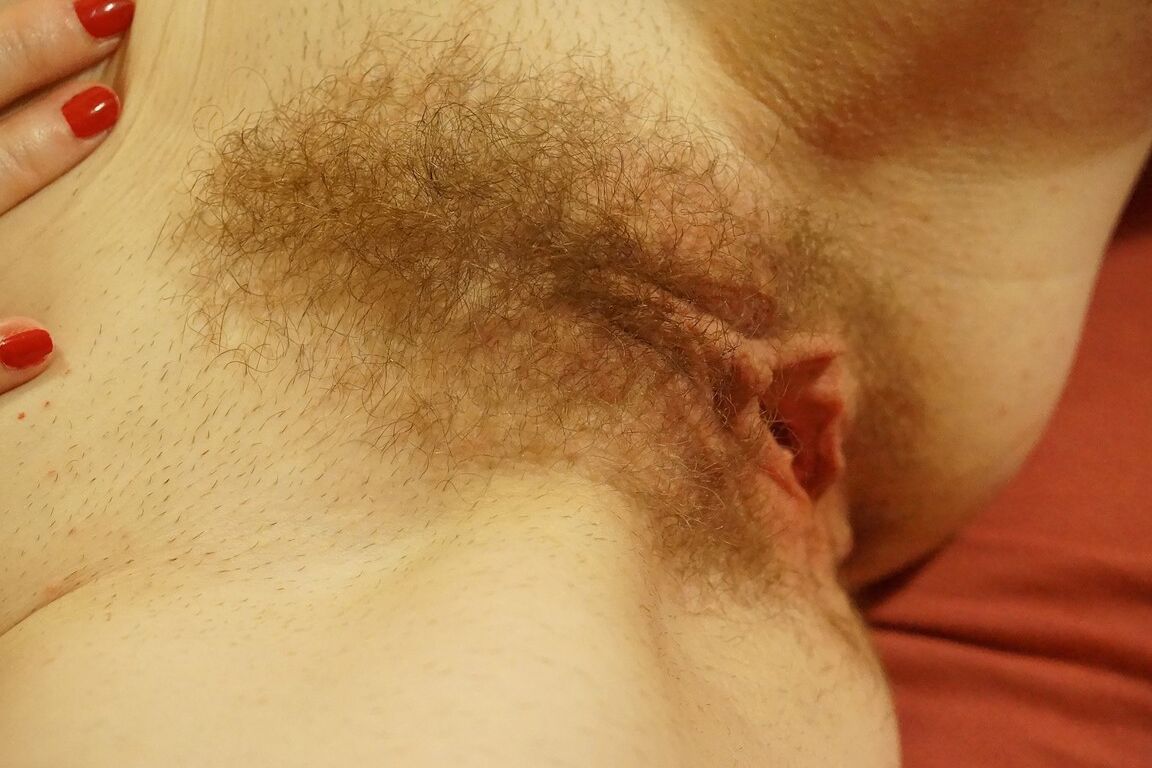 18P Dorena, amateur mature et endormie, se réveille et doigte sa chatte poilue