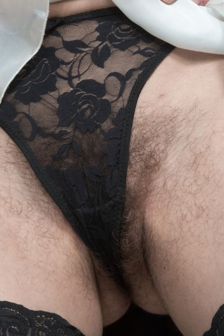 17P La sexy pirata madura Piqué Dame se quita el disfraz para presentar su culo peludo