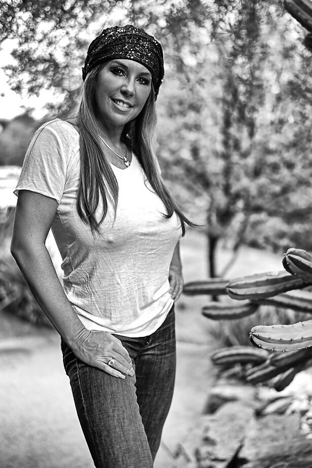 Die 16P blonde Hausfrau Sandra Otterson modelliert Sonnenbrillen und Jeans für Babe-Bilder