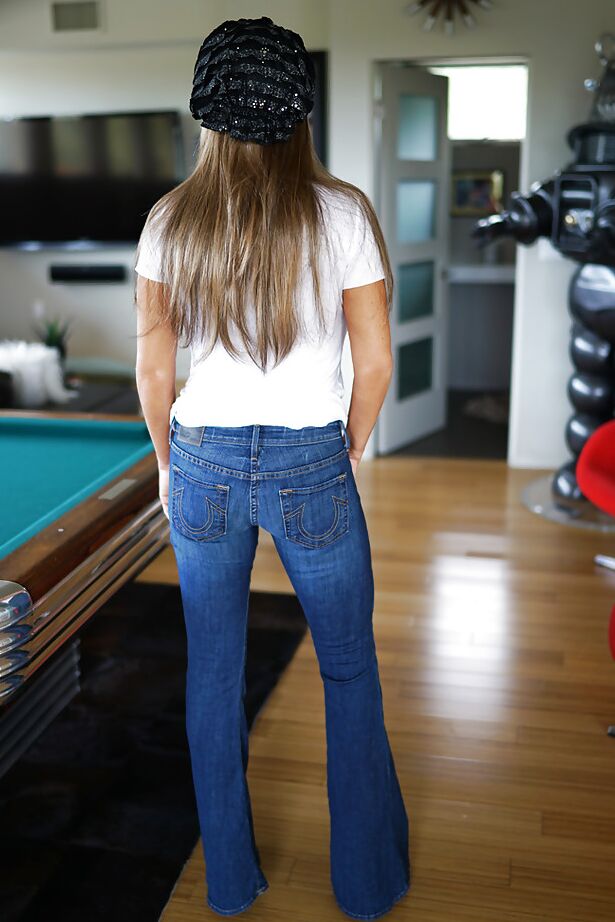 Die 16P blonde Hausfrau Sandra Otterson modelliert Sonnenbrillen und Jeans für Babe-Bilder
