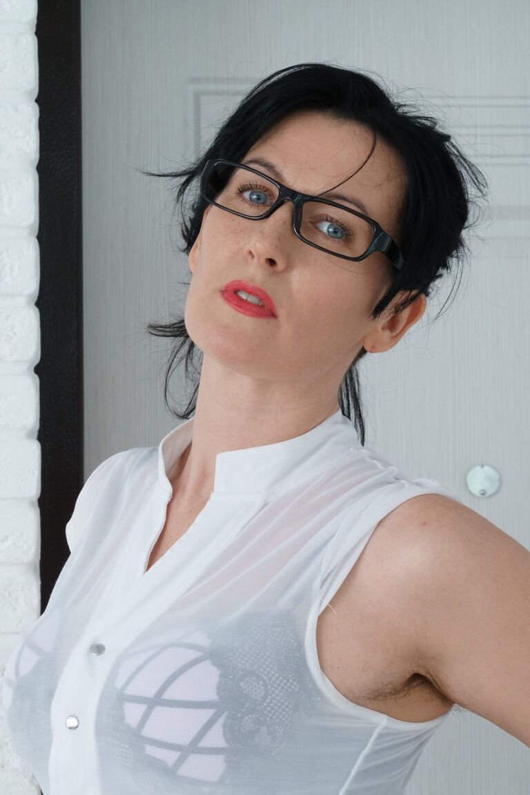 21P Naughty mom in glasses Nimfa Mannay presents her hairy twat in a solo
