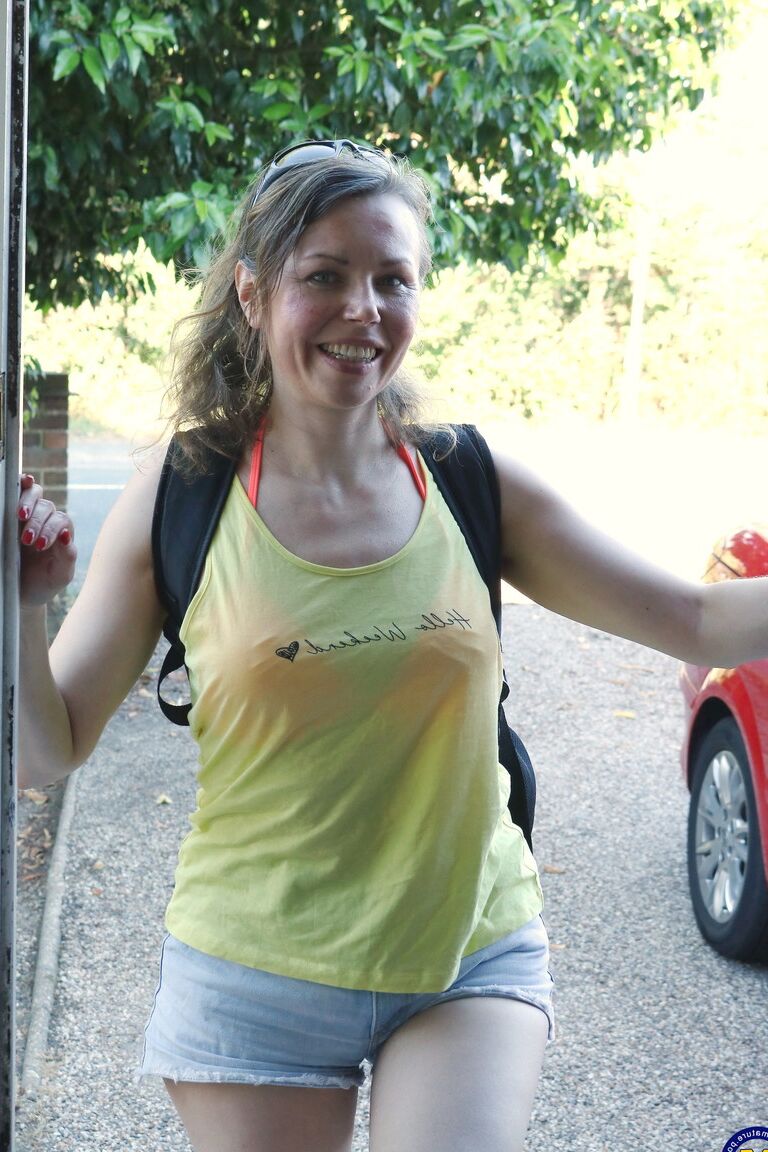 16P Une amatrice plus âgée se mouille avec un tuyau d'arrosage après s'être nue