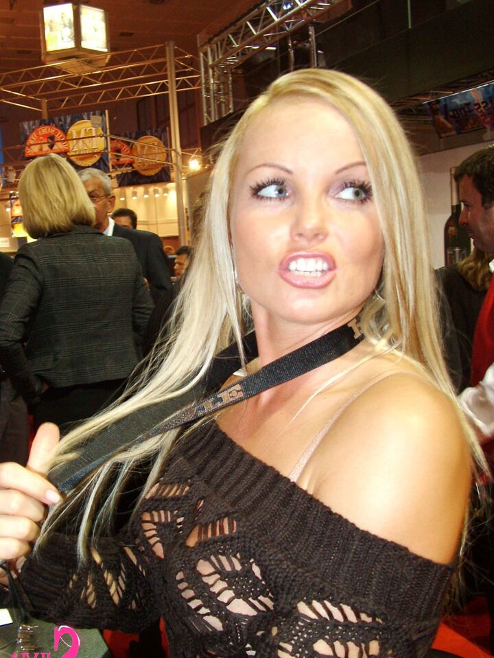 15P La célèbre star du porno Silvia Saint salue ses fans adorateurs lors d'une convention XXX