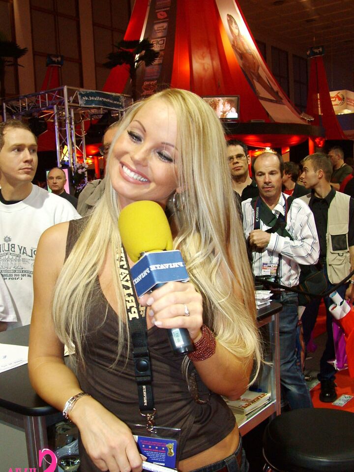 15P La célèbre star du porno Silvia Saint salue ses fans adorateurs lors d'une convention XXX
