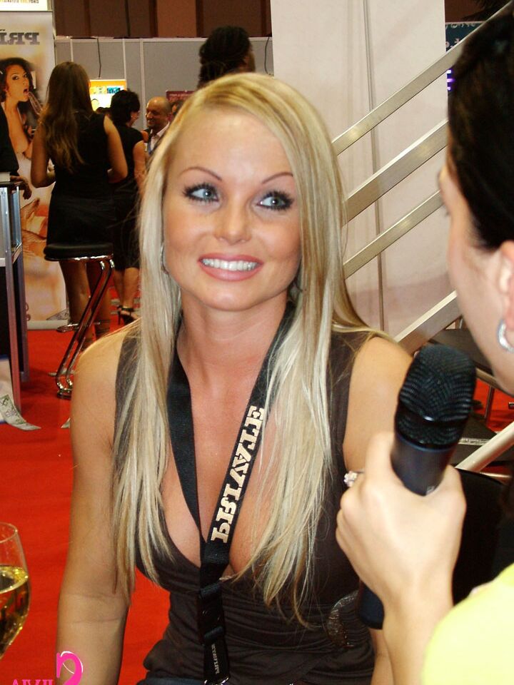 15P La célèbre star du porno Silvia Saint salue ses fans adorateurs lors d'une convention XXX