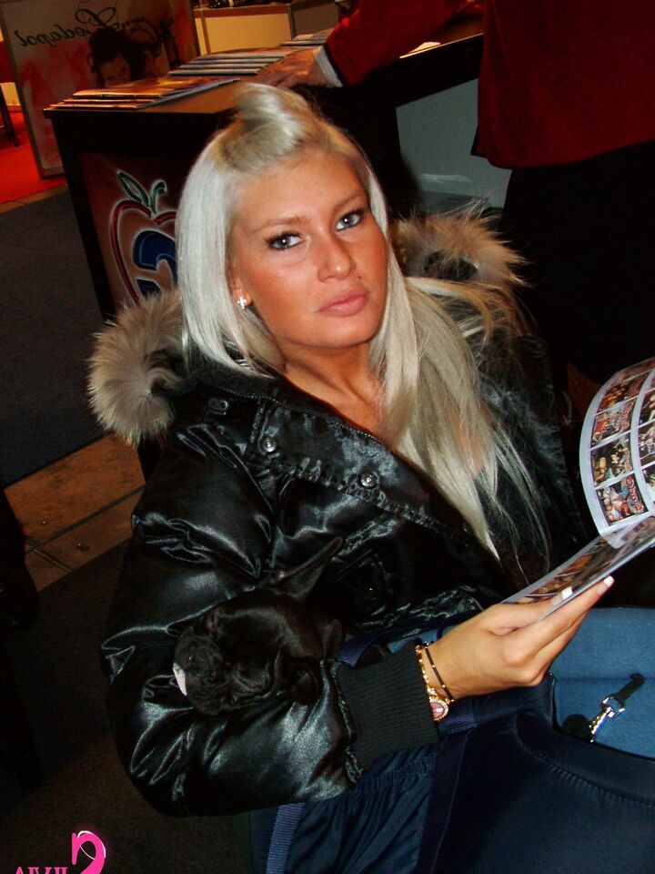 15P La célèbre star du porno Silvia Saint salue ses fans adorateurs lors d'une convention XXX