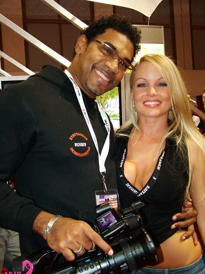 15P La célèbre star du porno Silvia Saint salue ses fans adorateurs lors d'une convention XXX