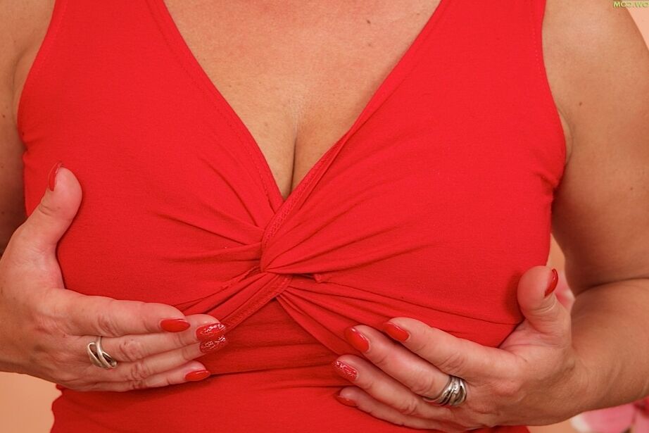 16P La gorda madura Jesica Hot dejando al descubierto sus grandes tetas y masturbándose