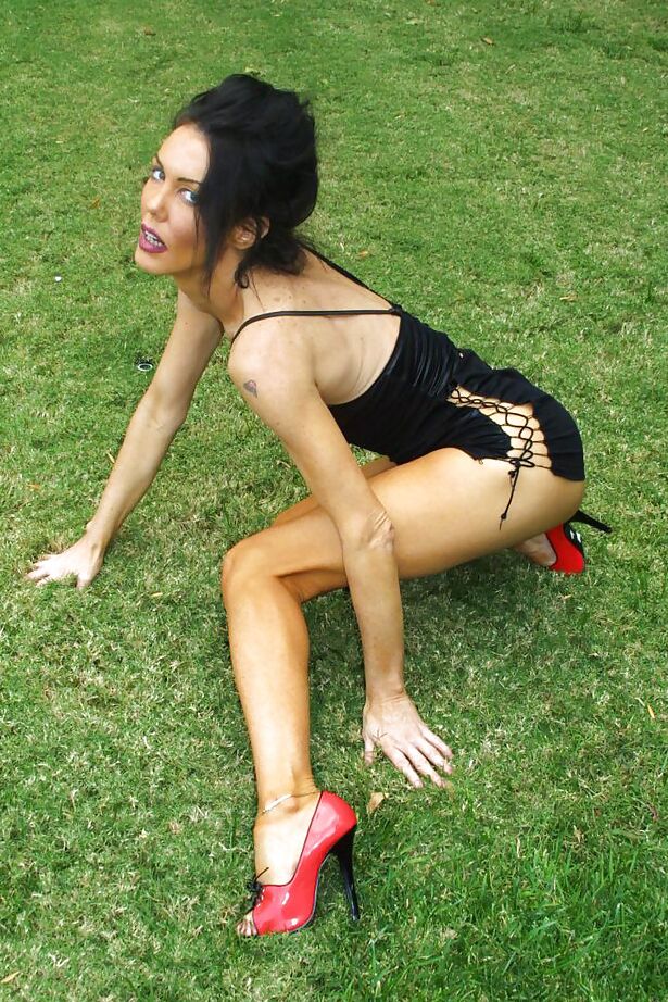 16P ハイヒールを履いた成熟したラテン系美女の屋外ポーズ Nancy Vee