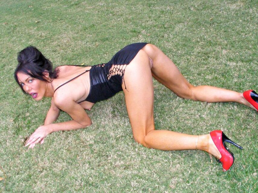 16P ハイヒールを履いた成熟したラテン系美女の屋外ポーズ Nancy Vee