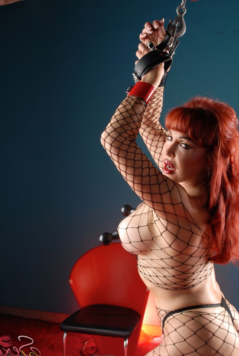 21P A ruiva algemada Sexy Vanessa tira o espartilho e exibe seus peitos grandes
