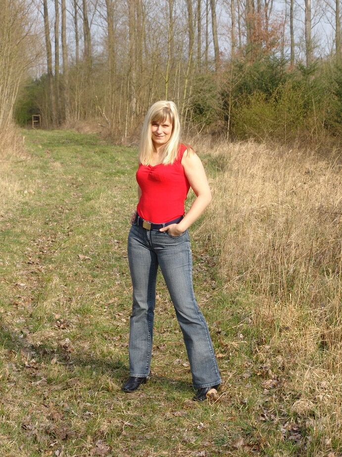 Die 20P Curvy Blonde Sweet Susi zieht eine Zigarette aus, nachdem sie sich im Wald nackt ausgezogen hat