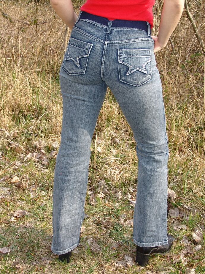 Die 20P Curvy Blonde Sweet Susi zieht eine Zigarette aus, nachdem sie sich im Wald nackt ausgezogen hat