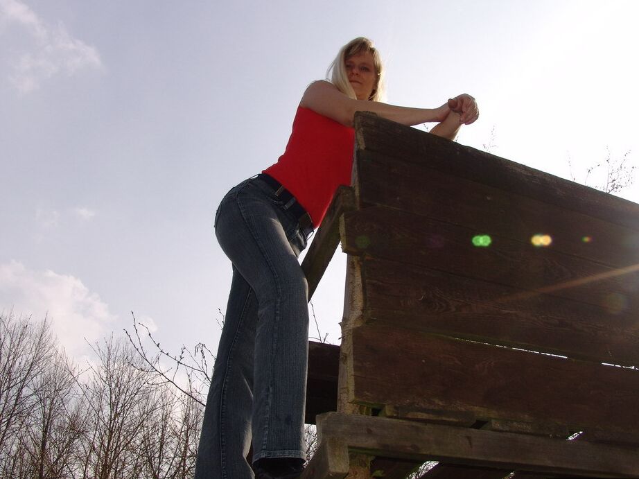 Die 20P Curvy Blonde Sweet Susi zieht eine Zigarette aus, nachdem sie sich im Wald nackt ausgezogen hat