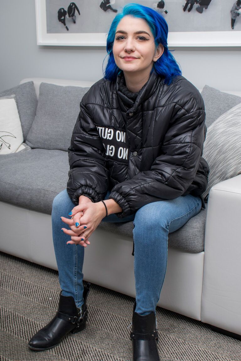 16P Garota solo com cabelo tingido Skye Blue mostra seus belos seios em striptease softcore