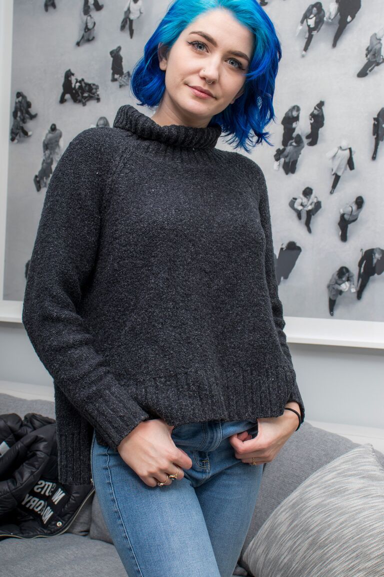 16P Garota solo com cabelo tingido Skye Blue mostra seus belos seios em striptease softcore