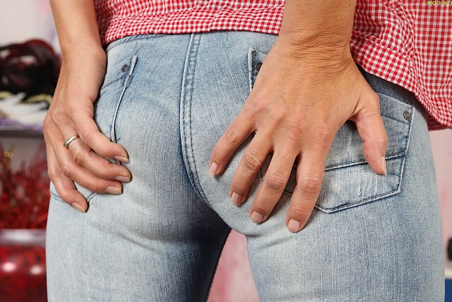 16P 50 plus Modelo europea Janet Darling posando no desnuda en jeans